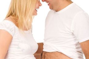 Tip list pareja embarazada fondo blanco