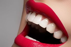 Tip list sonrisa blanca femenina