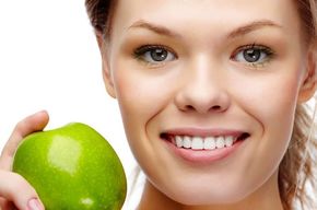 Tip list mujer joven y manzana
