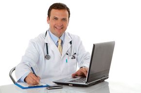 Tip list medico trabajando laptop
