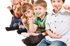 Tip list ni os cepillando dientes