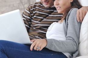 Tip list pareja frente a lap top
