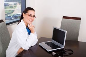 Tip list doctora frente a compu 2